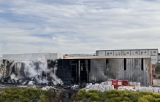 Adana'da plastik fabrikasında çıkan yangın kontrol altına alındı