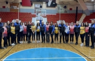 Adana'da polisler, voleybol turnuvasında dereceye giren takımları ödüllendirdi