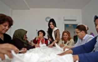 Aktif Yaşam Merkezinin müdavimleri, kurs ve etkinliklerle sosyalleşiyor