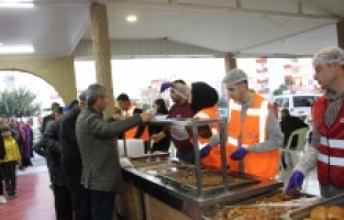 Antalya Büyükşehir Belediyesi iftarlık sıcak yemek dağıtımı yapıyor