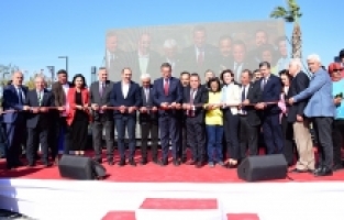 Antalya'daki kentsel dönüşüm projesinde hak sahiplerine anahtarları verildi