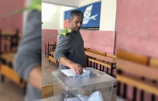 Antalya'da bir seçmen oy kullanmaya papağanıyla gitti