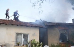 Antalya'da çıkan yangında eski okul binası ve lojmanı hasar gördü