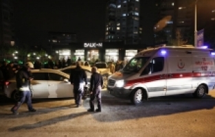 Antalya'da iki otomobilin çarpışması sonucu 4 kişi yaralandı