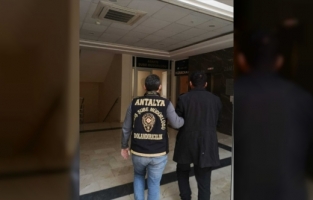 Antalya'da kendisini polis ve savcı olarak tanıtıp dolandırıcılık yaptığı öne sürülen şüpheli tutuklandı