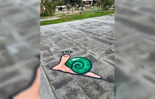 Antalya'da rögar kapakları farklı desenlere boyandı