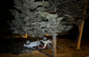 Burdur'da şarampole devrilen otomobildeki 3 kişi yaralandı