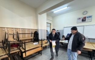 Deprem bölgesinde vatandaşlar sandık başına gitti