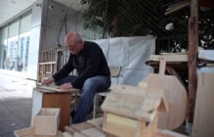 Emekli polis, eşi için başladığı ahşap eşya yapımını gelir kapısına dönüştürdü