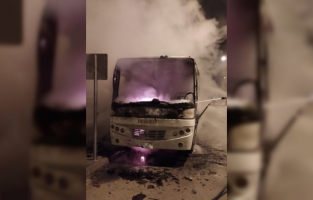 Adana'da park halinde kundaklanan midibüs yandı