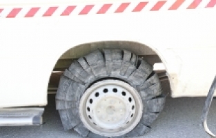 Hatay'da lastiği patlayan minibüsün devrilmesi sonucu 12 kişi yaralandı