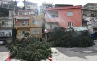 Hatay'da şiddetli rüzgar ve yağış etkili oldu