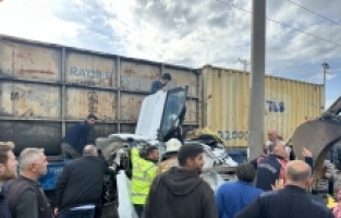 Hatay'da trenin çarptığı otomobilin sürücüsü yaralandı