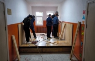 Isparta'da öğrenciler atık malzemelerden tiyatro sahnesi yaptı