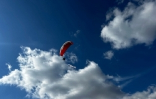 Isparta'da Yalvaç belediye başkan adayı, seçmenin dikkatini çekmek için paramotorla uçuyor