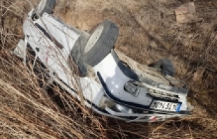 Kahramanmaraş'ta şarampole devrilen otomobildeki 1 kişi öldü, 1 kişi yaralandı