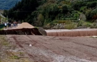 Karaçay'da yol çöktü