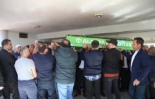 Maçta rahatsızlanan ve kaldırıldığı hastanede vefat eden Galatasaraylı taraftar, toprağa verildi