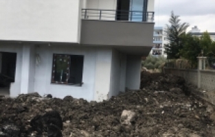 Mersin'de hafif yan yatan 4 katlı boş binaya inceleme