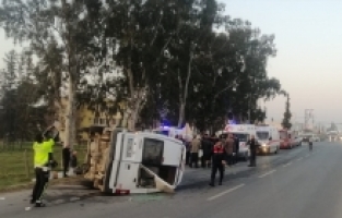 Mersin'de kamyonet ile çarpışan minibüsteki 6 tarım işçisi yaralandı