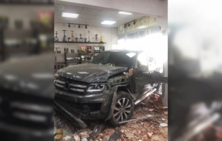 Mersin'de kontrolden çıkan araç iş yerine girdi