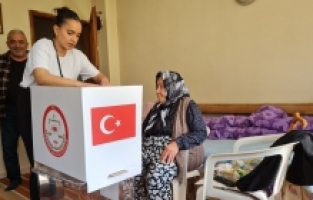 Osmaniye'de hasta ve engelli vatandaşlar, oylarını seyyar sandıkta kullandı