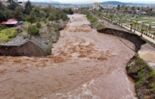 Osmaniye'de Karaçay Deresi'nin kenarındaki toprak yol çöktü