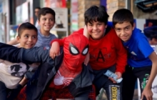 Osmaniye'de “örümcek adam“ kostümü giyen Ayaz Koç, çocuklarla buluştu