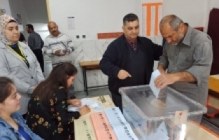 Osmaniye'de vatandaşlar oy kullanmaya başladı