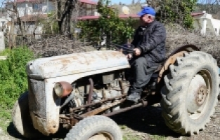 Osmaniyeli çiftçi, emektar traktörüyle 36 yıldır tarla sürüyor