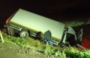 Şarampole devrilen kamyonetin sürücüsü yaralandı