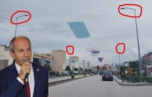 Siyasilerde tehlikeli afiş asma yarışı