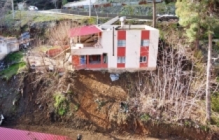 Temelinde kayma meydana gelen ev tahliye edildi