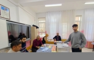 Türkiye yerel yöneticileri seçmek için sandık başında