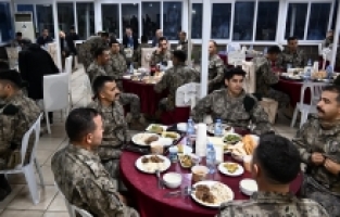 Vali Yılmaz, Özel Harekat Polisleriyle iftar yaptı