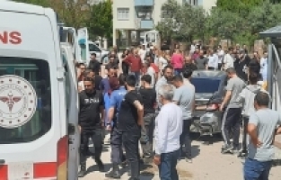 Adana'da otomobilin durağa çarpması sonucu 7 kişi yaralandı