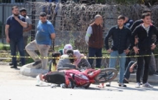 Adana'da otomobille çarpışan motosikletteki 1 kişi öldü, 1 kişi yaralandı