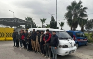 Adana'da göçmen kaçakçılığı iddiasıyla 2 zanlı tutuklandı