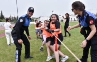 Adana'da öğrenciler, “Geleneksel Çocuk Oyunları Şenliği“nde eğlendi