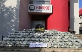 Adana'da tırda samanların arasına gizlenmiş 305 kilogram uyuşturucu ele geçirildi