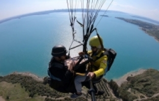 Adana'da yamaç paraşütü yapan iki pilot gökyüzünde tavla oynadı