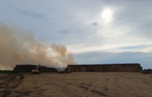 Adana'daki saman balyası yangını söndürülmeye çalışılıyor