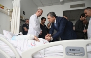 Antalya Valisi Şahin teleferik kazasında yaralananları ziyaret etti