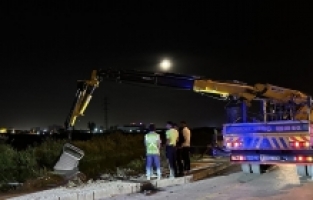 Antalya'da bir otomobil su kanalına devrildi