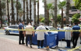 Antalya'da otomobilin çarptığı belediye işçisi öldü