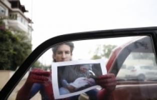 Antalyalı “Örümcek Adam“ Gazzeli çocuklar için sokağa çıktı