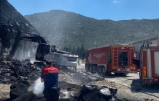 Burdur'da çocuk parkı malzemeleri üreten fabrikada çıkan yangın söndürüldü