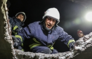 Depremde hayat kurtaran Antalyalı itfaiyeciler, enkaz simülasyonunda eğitim görüyor