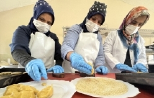 Depremzede kadınların hazırladığı iftarlıklar, konteyner kentlerdeki sofralara ulaşıyor