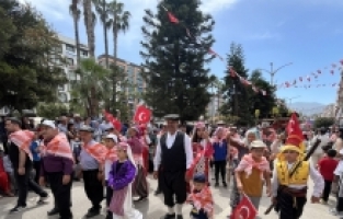 Geleneksel Kumluca Tarım ve Seracılık Festivali'nin açılışında Yörük göçü canlandırıldı